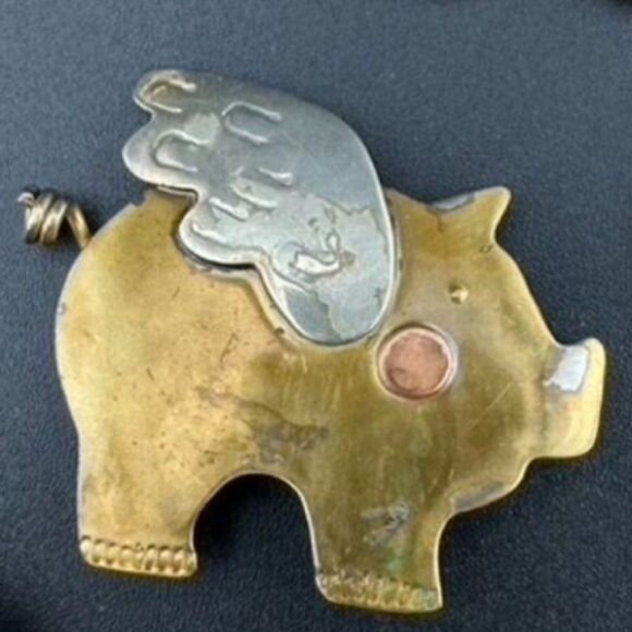 When pigs fly brooch pin - Picture 1 of 3